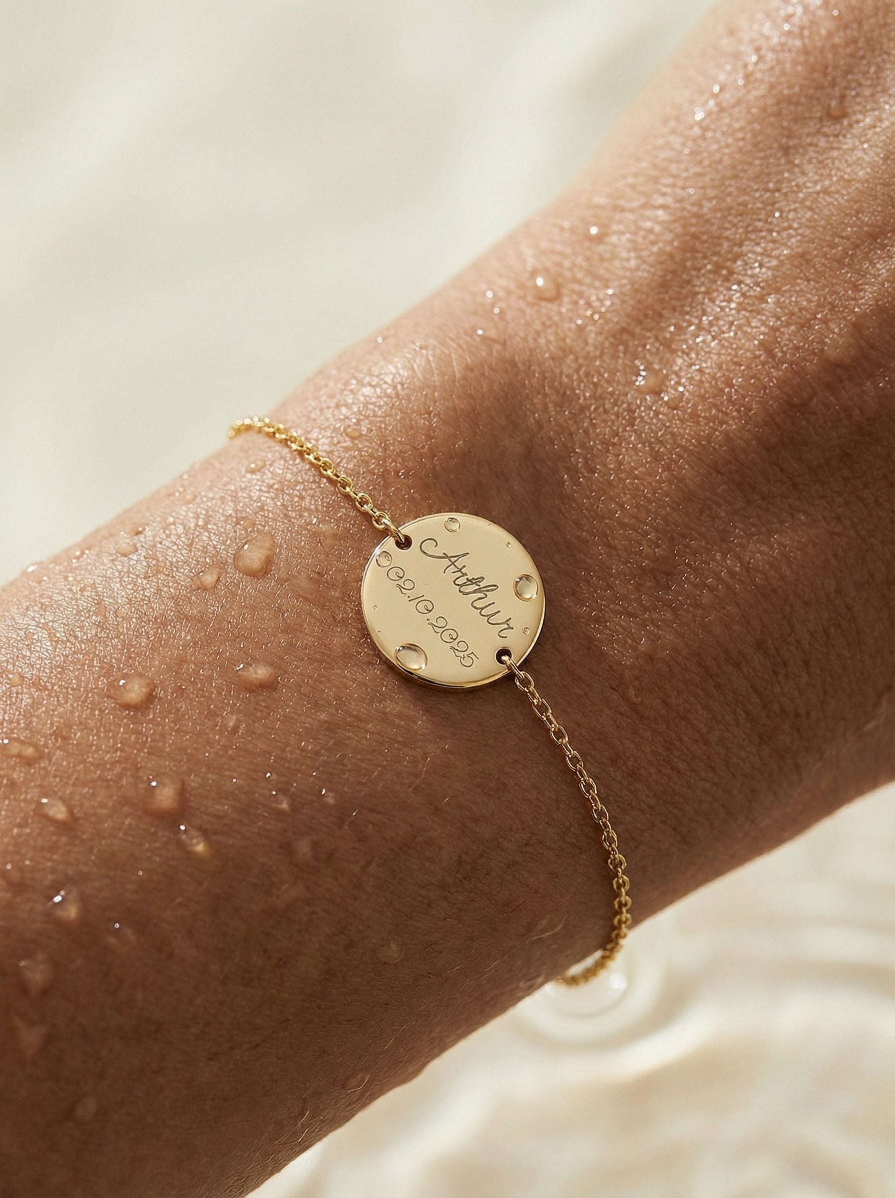 Offrir un bijou personnalisé pour une naissance : une mémoire à porter