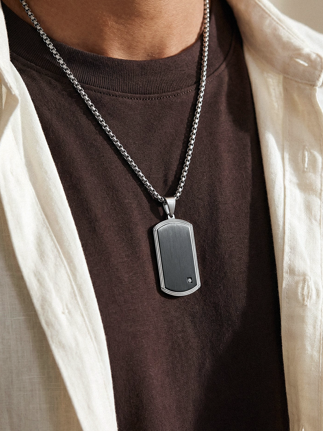Que graver au dos d’un collier pour homme ? 40 messages courts