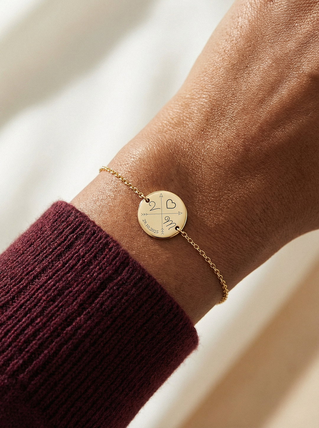 bracelet personnalisé doré avec initiales et date gravées