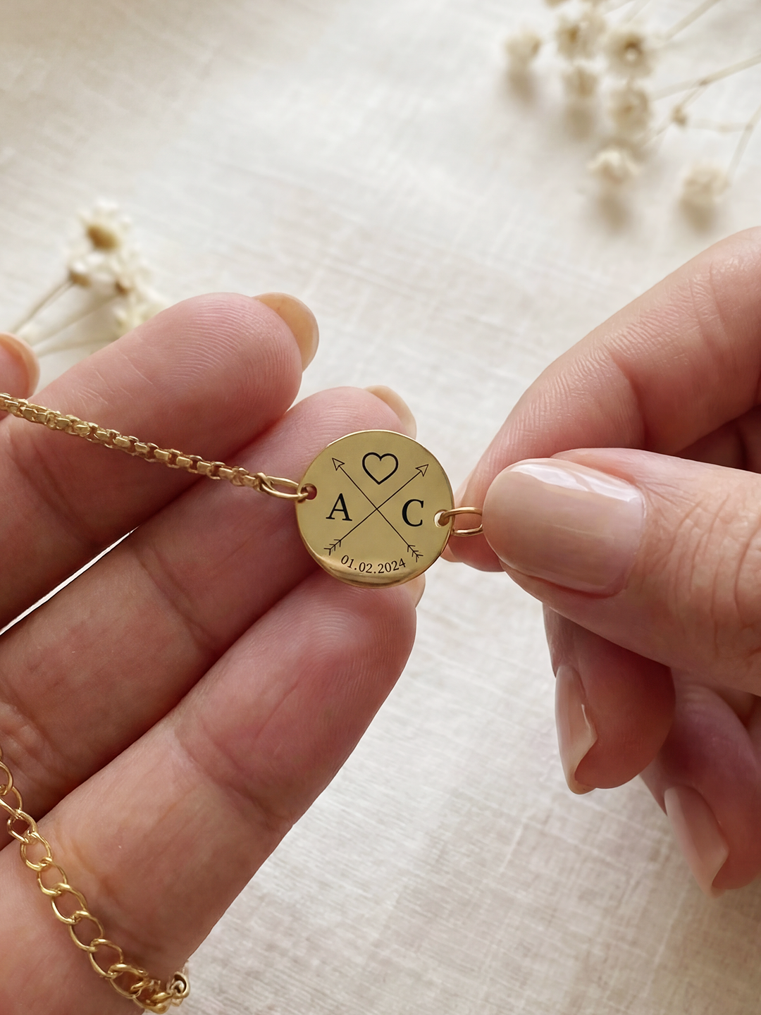 bracelet personnalisé avec initiales et date gravées