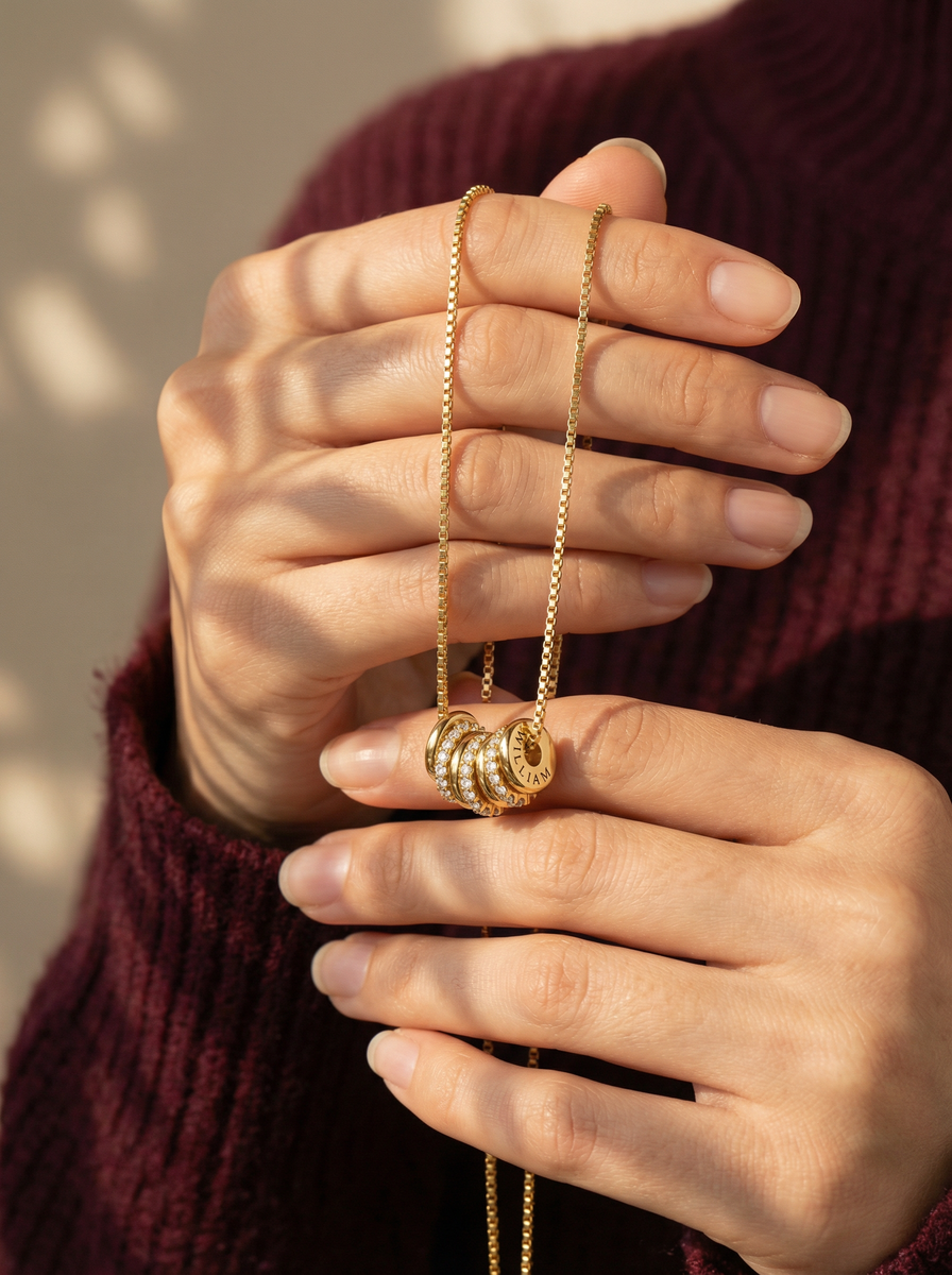 collier personnalisé doré à l’or fin avec prénoms gravés