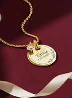 collier doré avec prénom et date